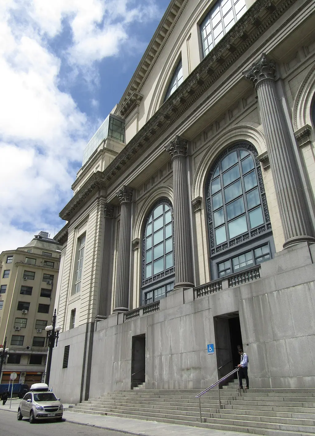 Sede del Banco República en Montevideo. Foto: Wikimedia Commons