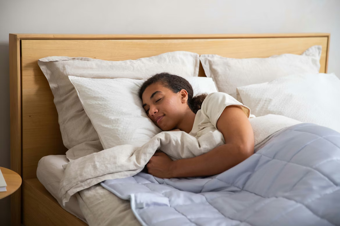 Un dormitorio acogedor con luz suave y una persona durmiendo plácidamente. Foto: El País