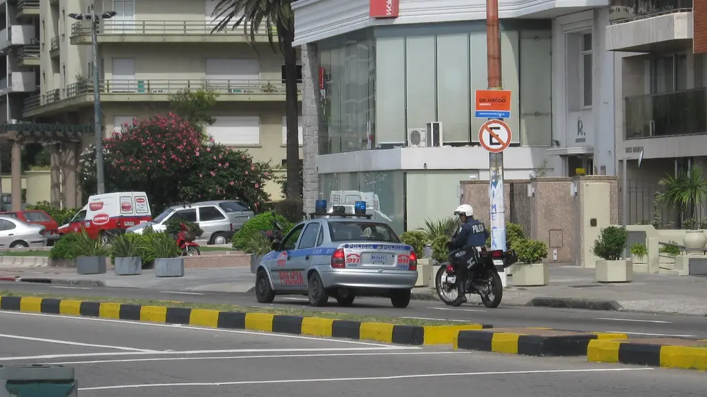 Un patrullero y un policía en moto en una avenida de Montevideo. Foto: Jorge Andrade / Wikimedia Commons (CC BY 2.0) (archivo)