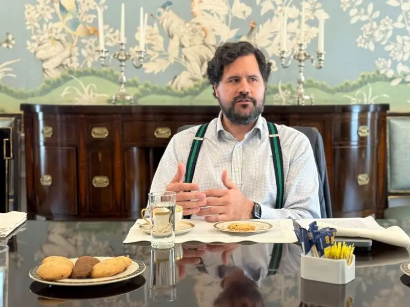 Chris Andino, encargado de Negocios de Estados Unidos, habla sentado en un salón de la embajada. Foto: Embajada de Estados Unidos, vía Montevideo Portal