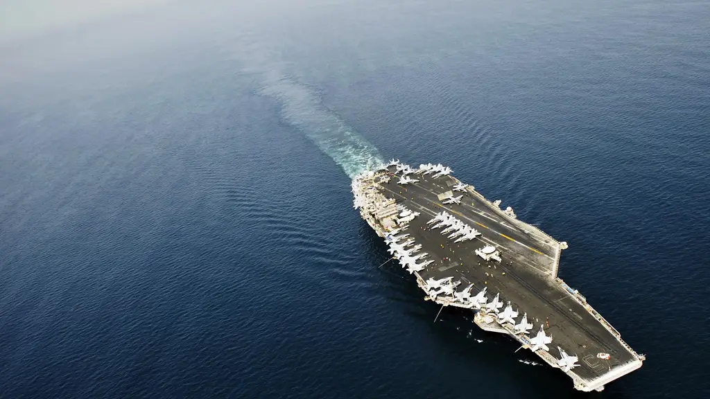 Vista aérea de un portaaviones de la Armada de Estados Unidos con aviones en cubierta navegando en el mar Arábigo. Foto: Kilho Park / U.S. Navy / Wikimedia Commons (dominio público) (archivo)