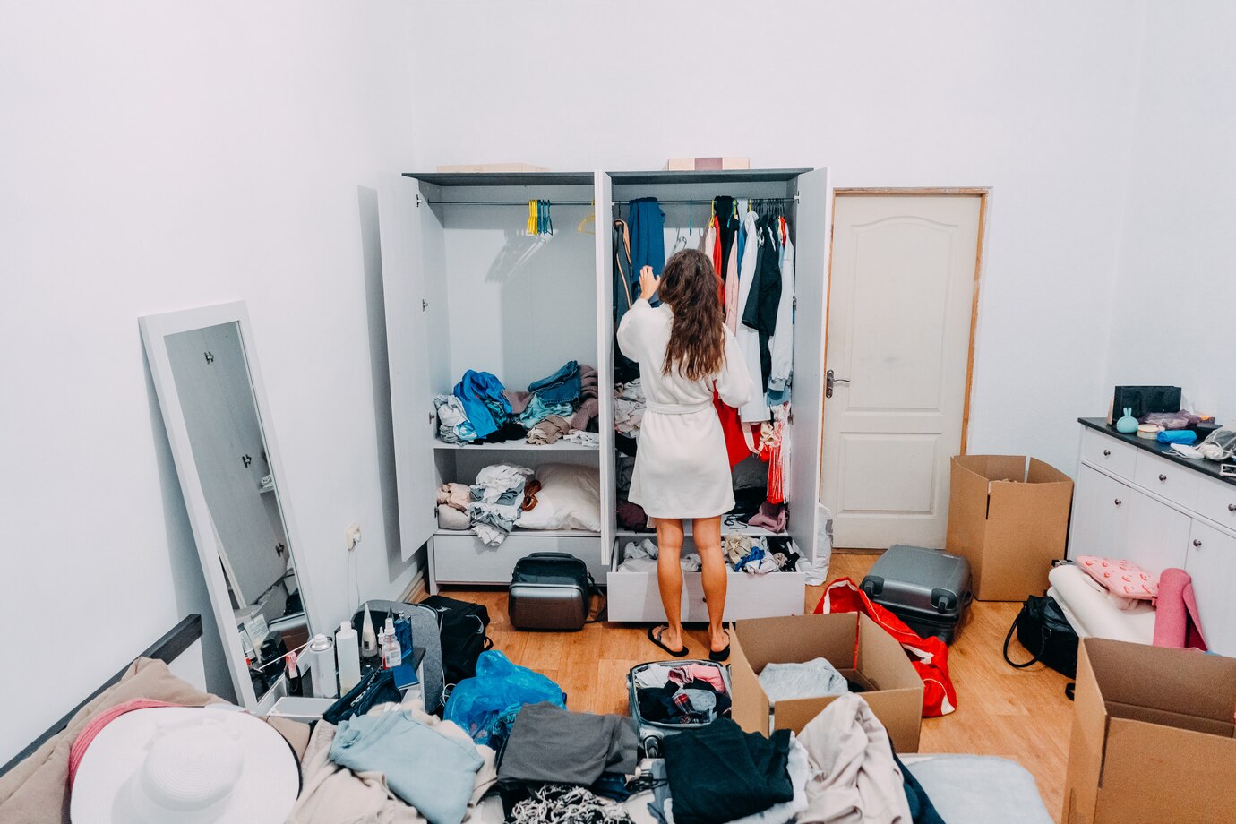 Una sala de estar desordenada con objetos fuera de lugar. Foto: El País