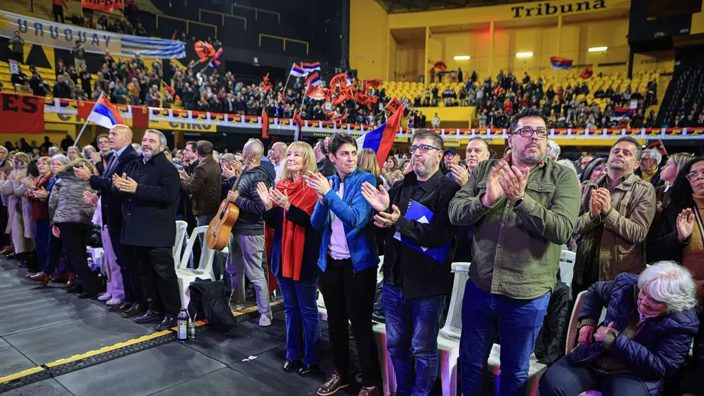 Delegados del Congreso del Frente Amplio, de pie y aplaudiendo. Foto: El Observador