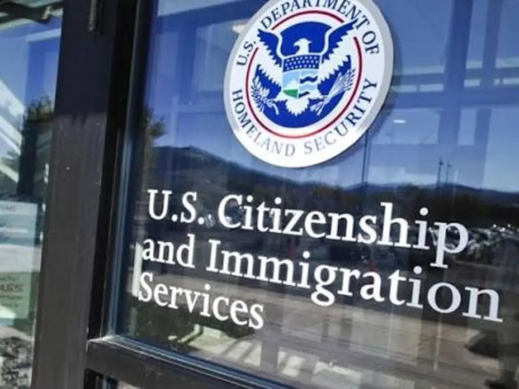 La puerta de una oficina del Servicio de Ciudadanía e Inmigración de Estados Unidos. Foto: Clarín