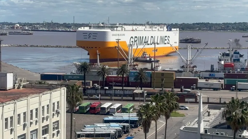 El buque Grande Melbourne, de Grimaldi, en el puerto de Montevideo. Foto: El Observador
