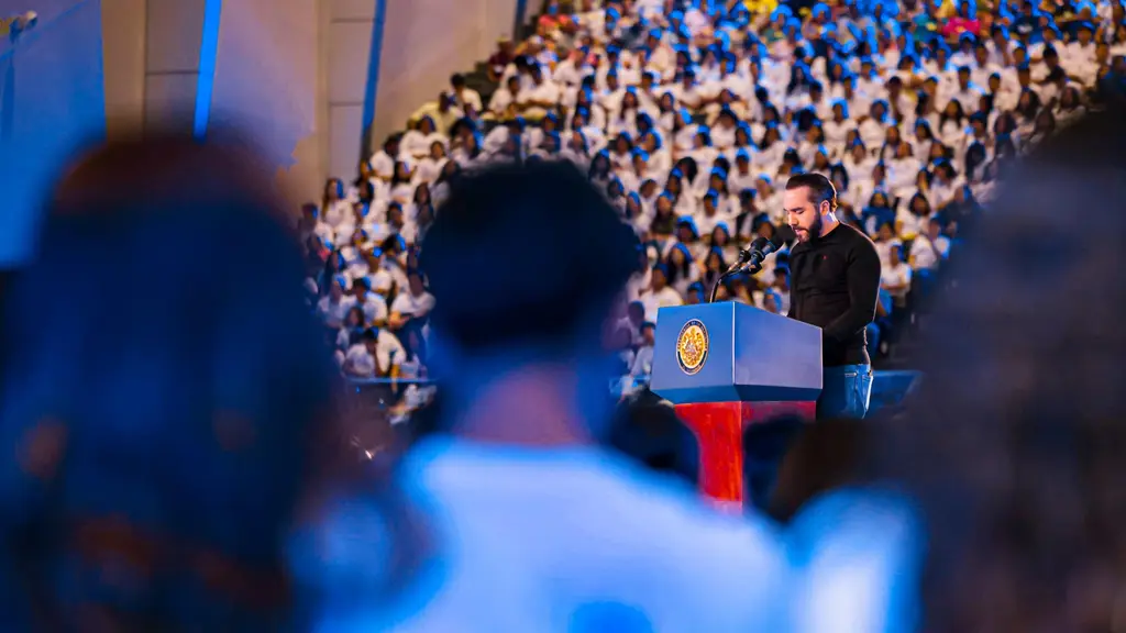 Nayib Bukele habla desde un atril con el escudo presidencial ante un auditorio colmado (archivo). Foto: Casa Presidencial de El Salvador / Wikimedia Commons (CC0)