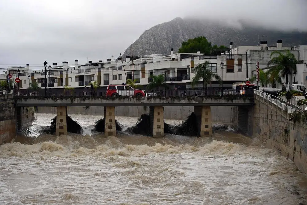 Un vehículo de bomberos sobre un puente del río Girona, desbordado en Els Poblets, en el este de España. Foto: José Jordan / AFP