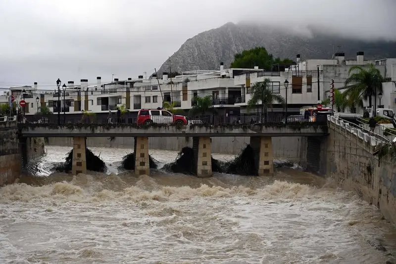 Un vehículo de bomberos sobre un puente del río Girona, desbordado en Els Poblets, en el este de España. Foto: José Jordan / AFP