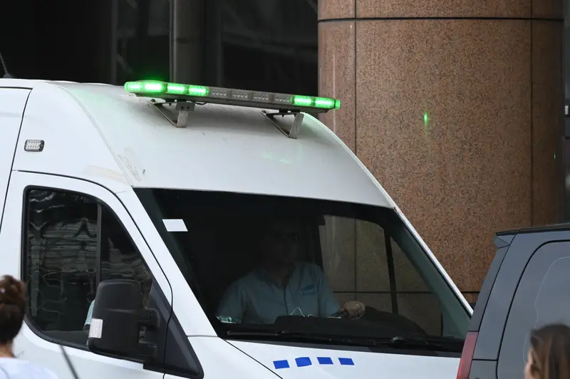 Una ambulancia de emergencia, con las luces encendidas. Foto: El País