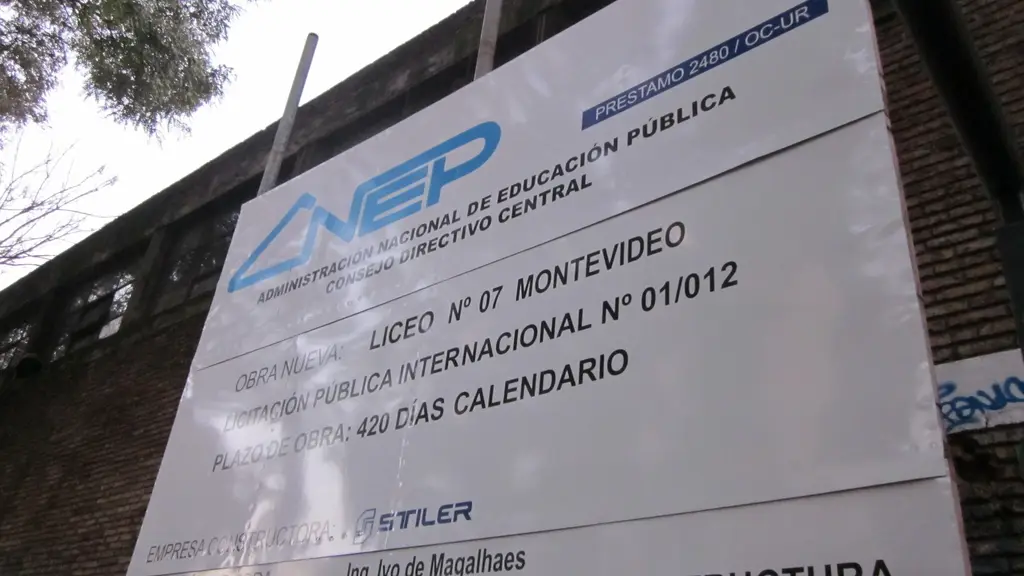 Cartel de obra de la ANEP y su Consejo Directivo Central frente a la fachada de ladrillo del Liceo N° 7 de Montevideo. Foto: Babels / Wikimedia Commons (CC BY-SA 3.0) (archivo)