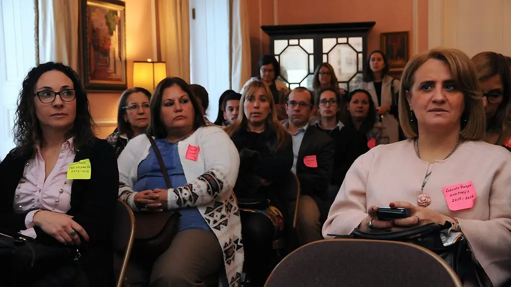 Docentes uruguayos sentados en una sala durante un encuentro de capacitación, con etiquetas identificatorias. Foto: Embajada de los Estados Unidos en Uruguay / Wikimedia Commons (dominio público) (archivo)