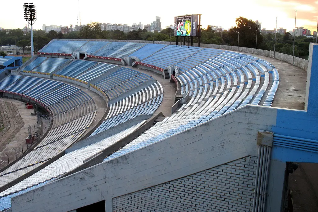 Tribuna Colombes del Estadio Centenario de Montevideo, vacía al atardecer (archivo). Foto: Uwebart / Wikimedia Commons (CC BY-SA 3.0)