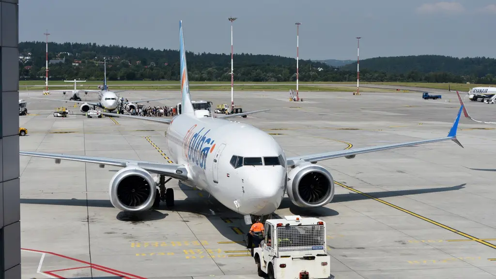 Un Boeing 737 MAX de Flydubai estacionado en la plataforma de un aeropuerto mientras embarcan pasajeros. Foto: Bahnfrend / Wikimedia Commons (CC BY-SA 4.0) (archivo)