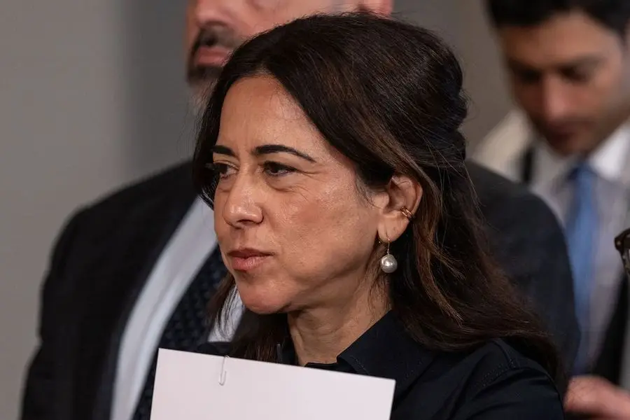 Lana Zaki Nusseibeh, de perfil, con un papel en la mano, en una imagen de archivo. Foto: La Nación