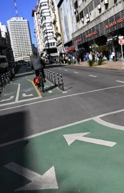 Una ciclovía en el centro de Montevideo. Foto: El País