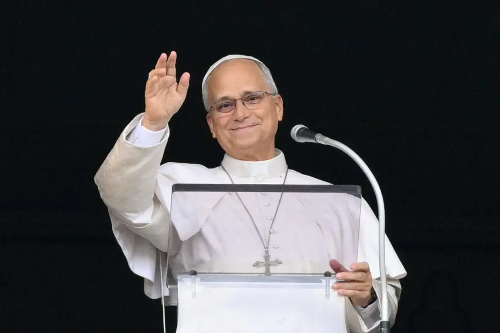 León XIV saluda desde un atril. Foto: AFP