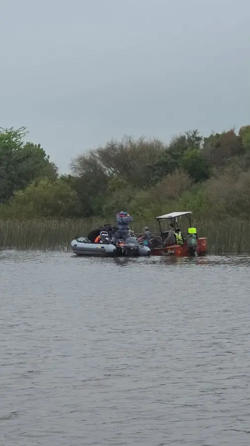Dos botes de la búsqueda, uno gris y otro naranja, juntos en el río San Salvador. Foto: El País