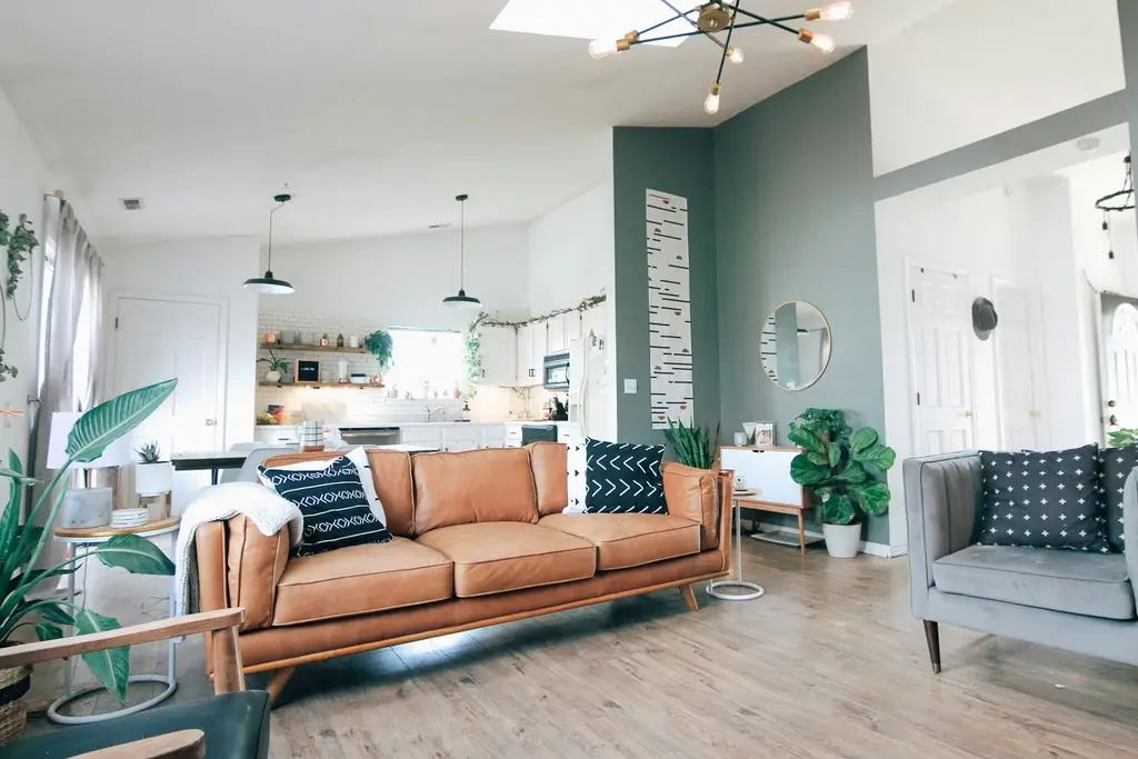 Living con un sillón de cuero, el tipo de espacio de una casa de convivencia. Foto: Unsplash