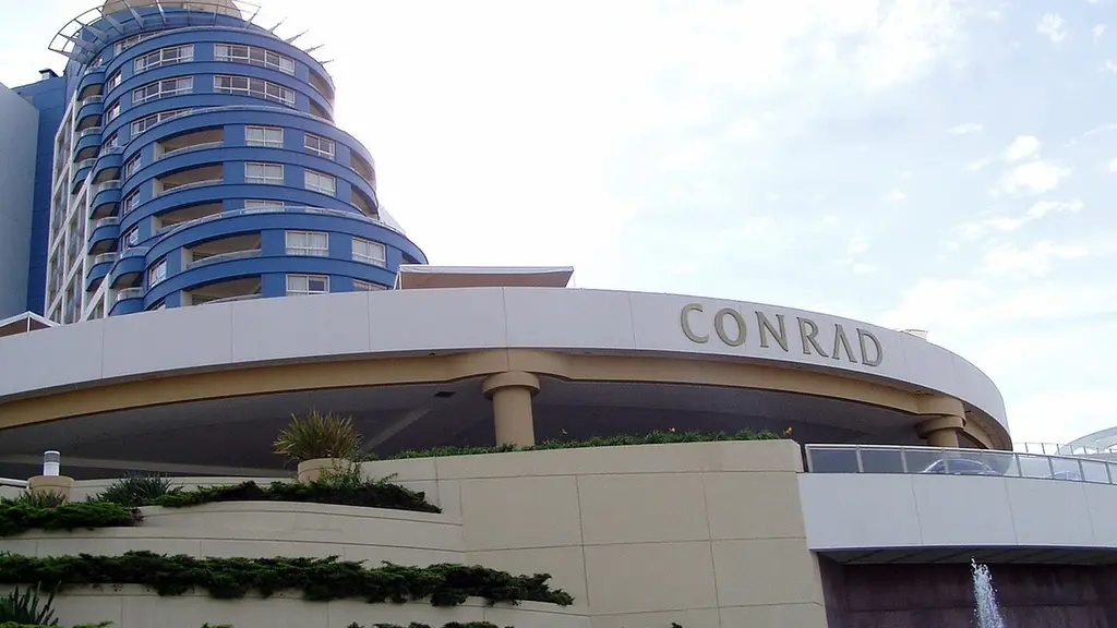 Fachada curva y torre del hotel casino de la Península en Punta del Este, antes de su reconversión. Foto: Pablo Castro G. / Wikimedia Commons (CC BY 2.0) (archivo)