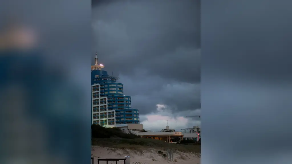 La torre del hotel y casino de Punta del Este vista desde la playa bajo un cielo nublado. Foto: Jimmy Baikovicius / Wikimedia Commons (CC BY-SA 2.0) (archivo)