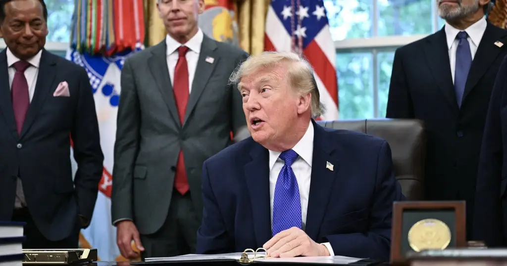 Donald Trump firma órdenes ejecutivas en el Despacho Oval de la Casa Blanca, imagen de archivo. Foto: archivo