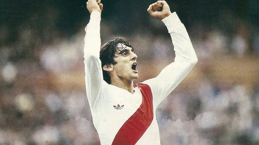 Enzo Francescoli celebra con la camiseta de River Plate en sus años como jugador. Foto: autor desconocido / Wikimedia Commons (dominio público) (archivo)