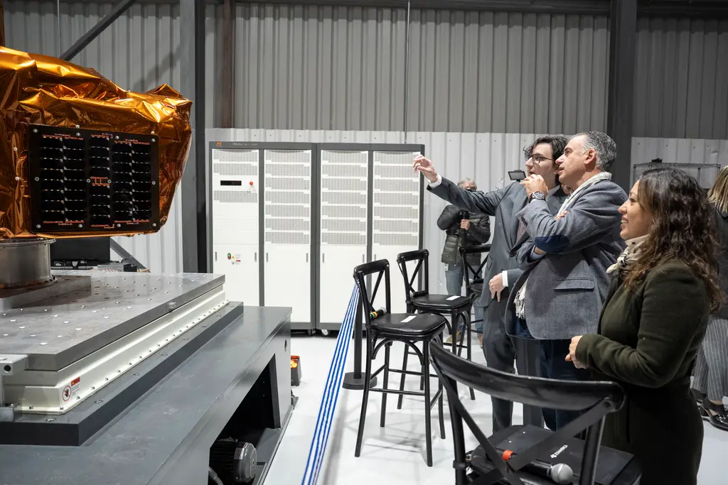 Ensayo de hardware espacial sobre un agitador electrodinámico en las nuevas instalaciones de Epic Aerospace en Zonamerica, Montevideo. El equipo permite pruebas de vibración sobre satélites de hasta 2.500 kilos. Foto: Pablo La Rosa / Presidencia