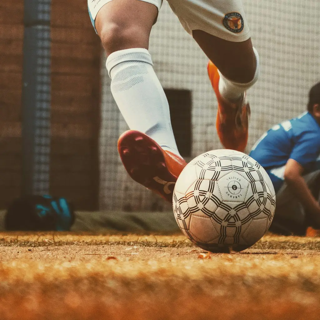 Un futbolista a punto de patear la pelota. Foto: Unsplash