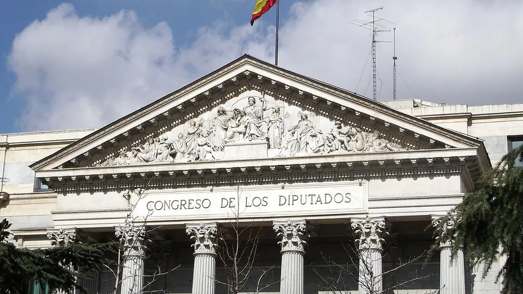 Frontón y columnas de la fachada del Congreso de los Diputados, en Madrid, con la bandera de España en lo alto. Foto: Yann Droneaud / Wikimedia Commons (CC BY-SA 2.0) (archivo)