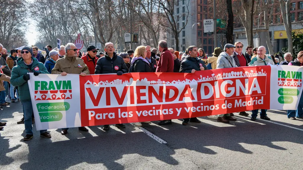 Vecinos marchan por el Paseo del Prado detrás de una pancarta que reclama vivienda digna, en una movilización anterior en Madrid. Foto: Barcex / Wikimedia Commons (CC BY-SA 4.0) (archivo)