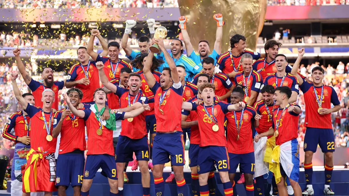 La selección española celebra su victoria en la final del Mundial 2026. Foto: Clarín