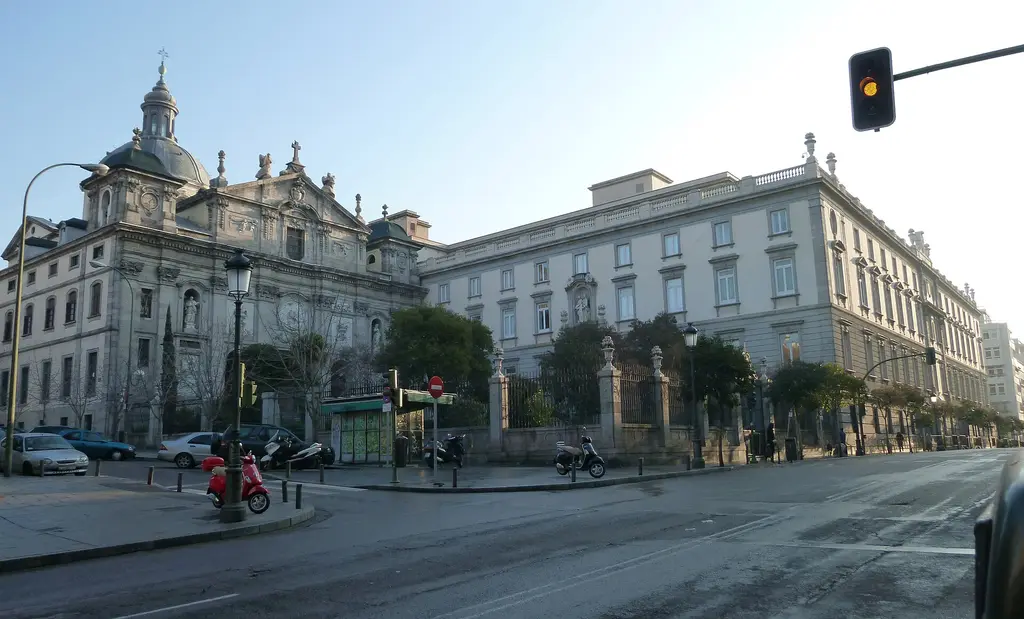 El Palacio de las Salesas Reales, sede del Tribunal Supremo de España, junto a la iglesia de Santa Bárbara, en Madrid. Foto: Luis García (Zaqarbal) / Wikimedia Commons (CC BY-SA 3.0) (archivo)