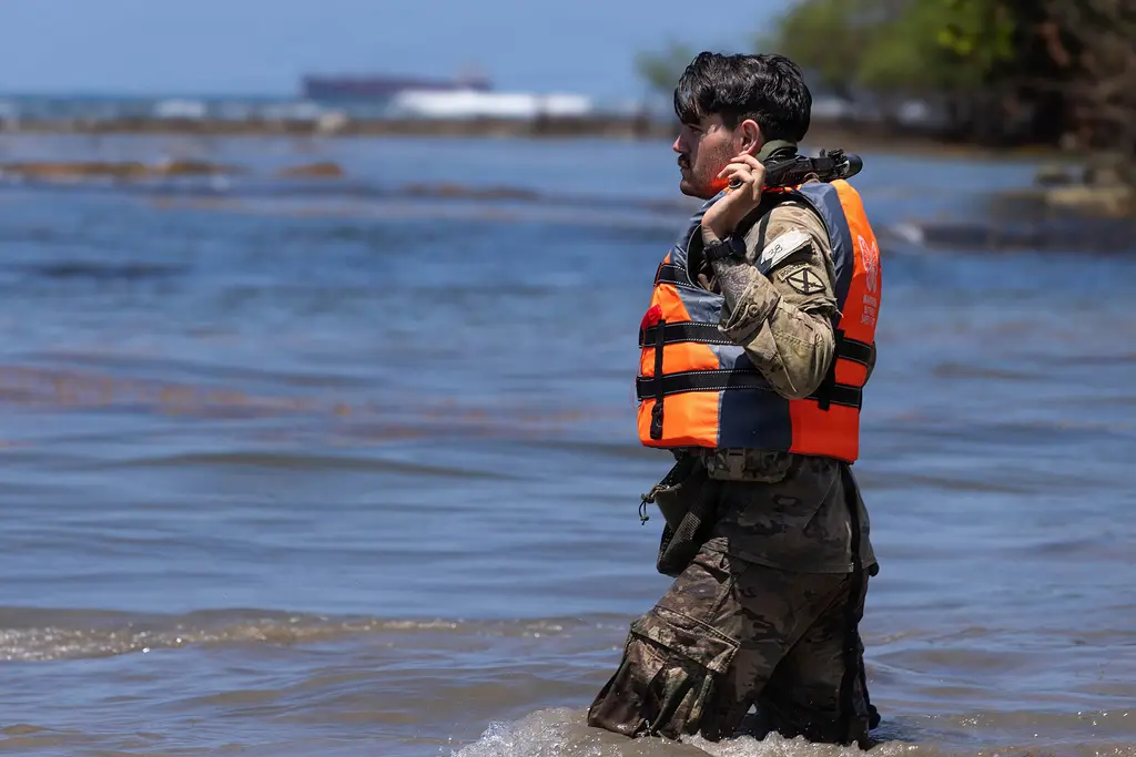 Un soldado estadounidense con chaleco salvavidas camina por el agua durante el curso de operaciones en selva en Panamá. Foto: Spc. Trey Woodard / Ejército de EE.UU. / Wikimedia Commons (dominio público) (archivo)