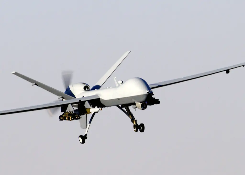 Un dron MQ-9 Reaper de la Fuerza Aérea de Estados Unidos en vuelo, armado con bombas y misiles. Foto: Brian Ferguson / Fuerza Aérea de EE.UU. / Wikimedia Commons (dominio público) (archivo)