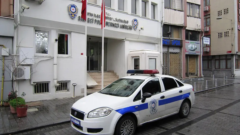 Patrullero de la Policía turca estacionado frente a una comisaría en Estambul, imagen ilustrativa. Foto: Dickelbers / Wikimedia Commons (CC BY-SA 3.0) (archivo)