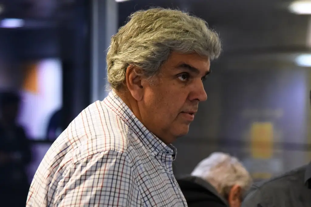 Evaristo González, de perfil, con una camisa a cuadros. Foto: Ignacio Sánchez