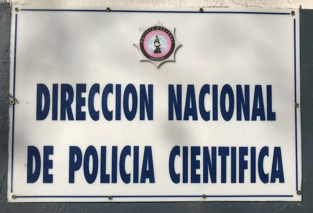 Cartel de la Dirección Nacional de Policía Científica, que realizó las pericias en la escena. Foto: Marinna / Wikimedia Commons (CC BY-SA 4.0) (archivo)