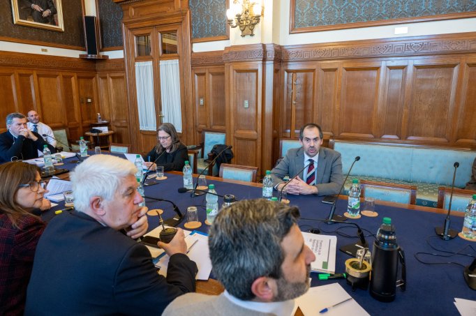Nicolás Grau en conferencia de prensa sobre ley de competitividad. Foto: El País