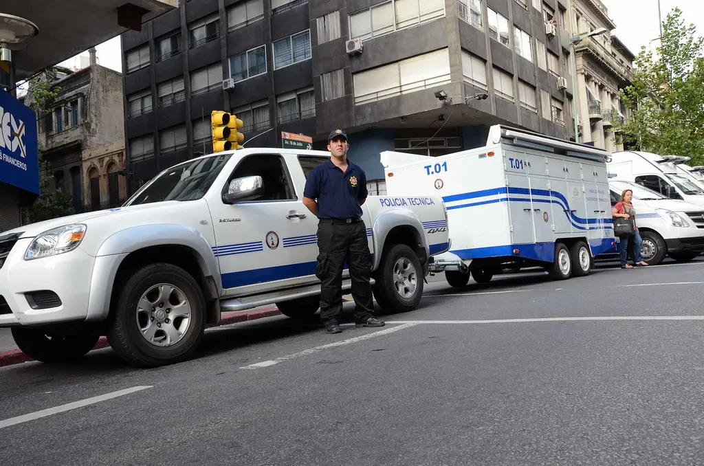 Camioneta de Policía Técnica y un efectivo en una calle de Montevideo. Foto: VazquezUruguay / Wikimedia Commons (CC BY-SA 3.0) (archivo)