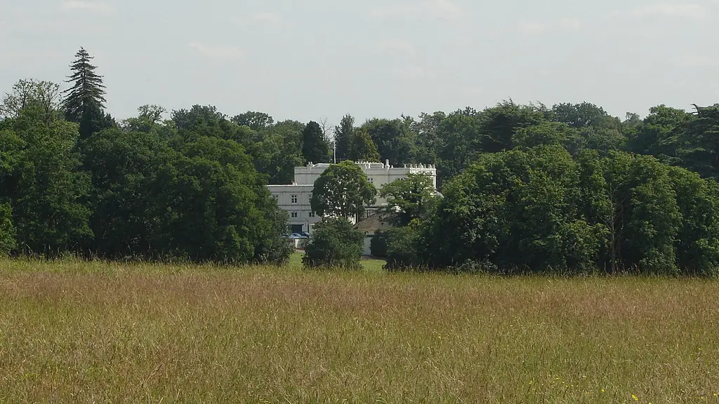 Vista de Royal Lodge entre los árboles del Gran Parque de Windsor. Foto: Alan Hunt / Wikimedia Commons (CC BY-SA 2.0) (archivo)