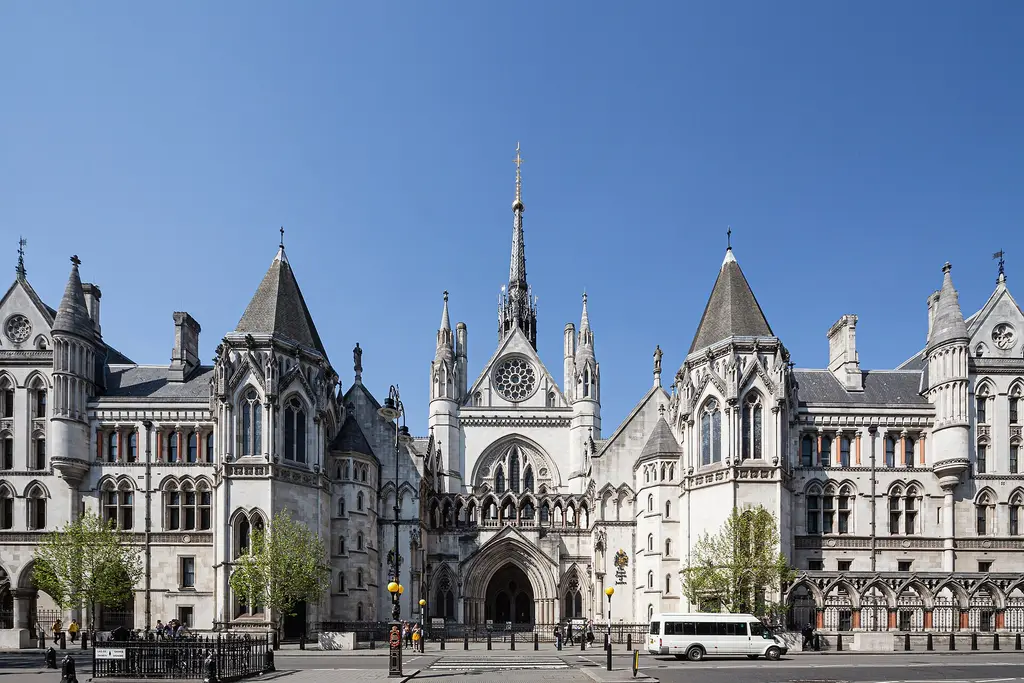 Fachada de los Tribunales Reales de Justicia, sede del Tribunal Superior en el Strand de Londres, bajo un cielo despejado. Foto: David Castor / Wikimedia Commons (CC0) (archivo)