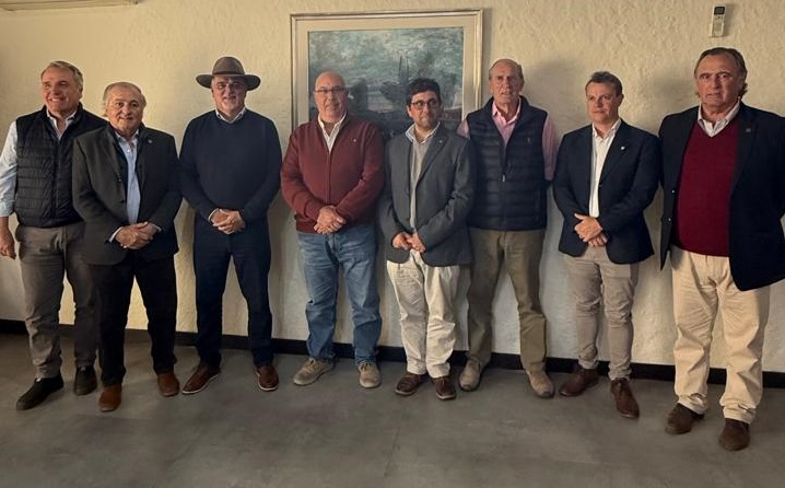 Paisaje rural en Uruguay con agricultores trabajando en los campos. Foto: El País