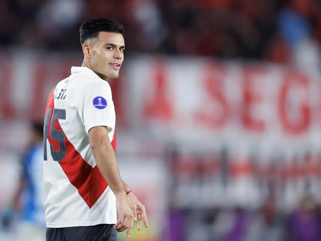 Fausto Vera, con la camiseta de River, en la cancha. Foto: Clarín
