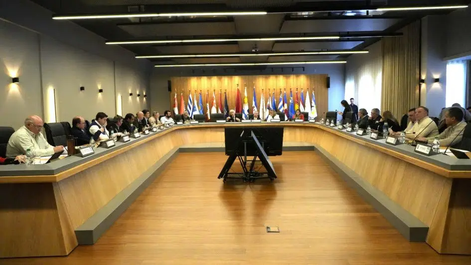 Mesa de la sesión del Congreso de Intendentes, con las banderas de los departamentos. Foto: Congreso de Intendentes