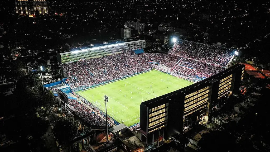 Vista aérea nocturna del estadio Gran Parque Central, de Nacional, con las tribunas llenas. Foto: YonytecuentoCNF / Wikimedia Commons (CC BY-SA 4.0) (archivo)