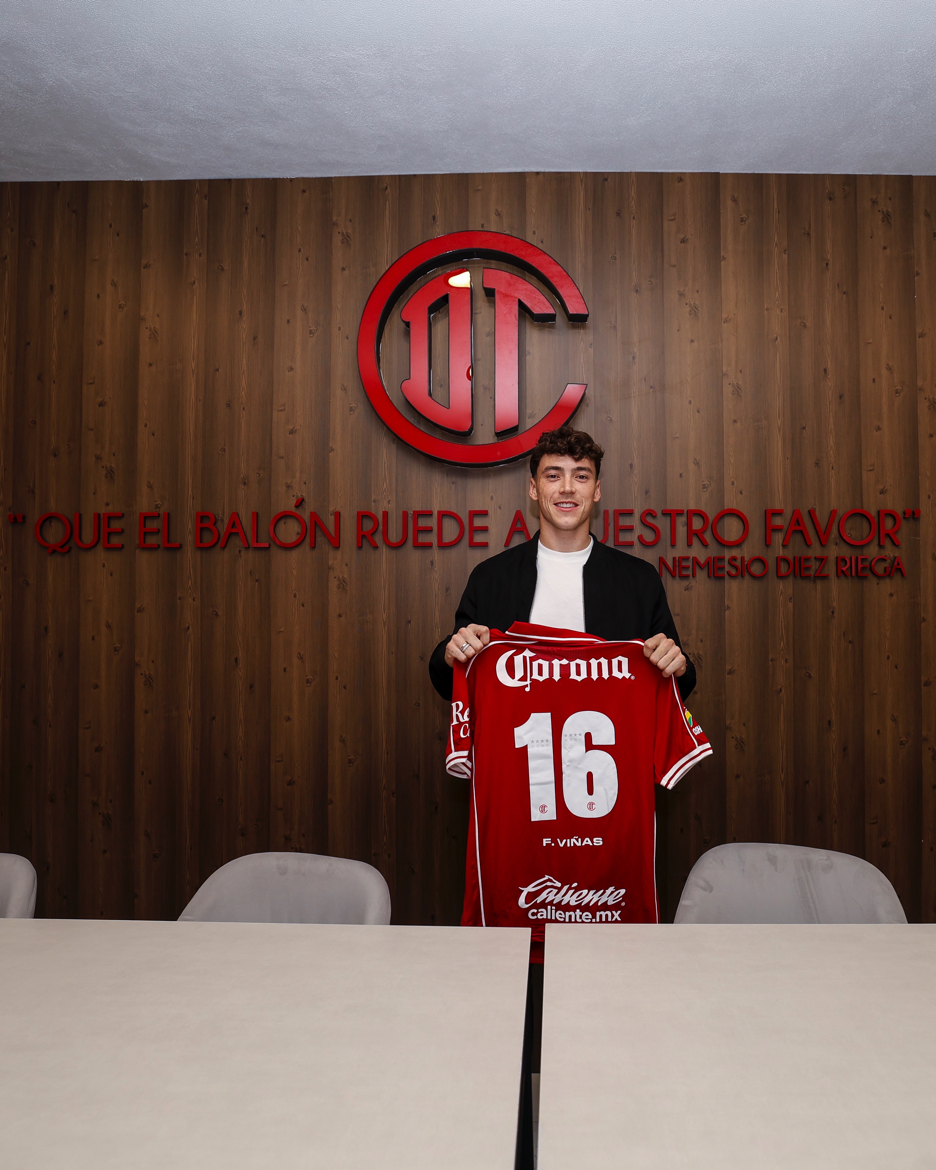 Federico Viñas es presentado oficialmente en el Toluca. Foto: El País