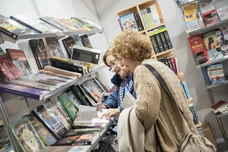Público recorre los estands en el atrio de la Intendencia de Montevideo durante la 47.ª Feria Internacional del Libro, en 2025 (archivo). Foto: Hugo de León
