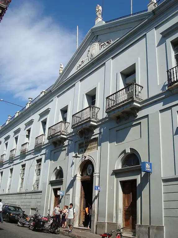 Fachada del Hospital Maciel sobre la calle 25 de Mayo, Montevideo. Foto: Wikimedia Commons