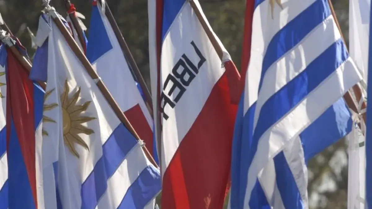 Banderas uruguayas en un acto patrio; el 25 de agosto es el próximo feriado no laborable. Foto: El Observador