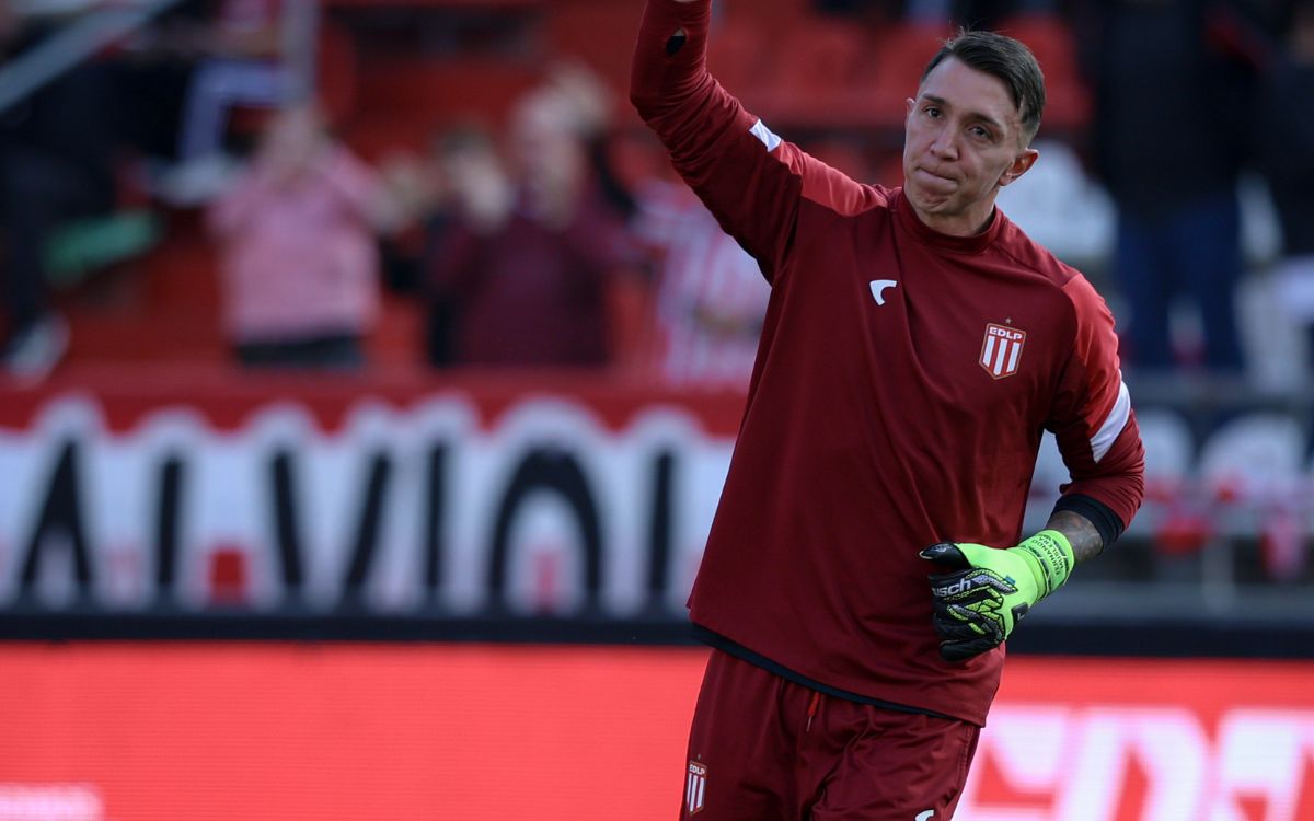 Fernando Muslera durante el calentamiento previo al partido, recibiendo el apoyo de los hinchas. Foto: El País